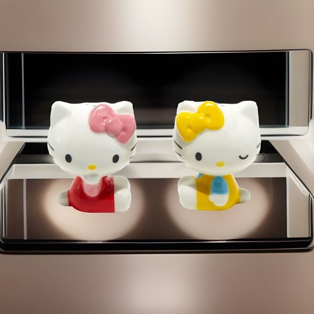 Hello Kitty Ceramic Salt & Pepper Shaker Hello Kitty/Sister Sanrio 2024‎ NEW